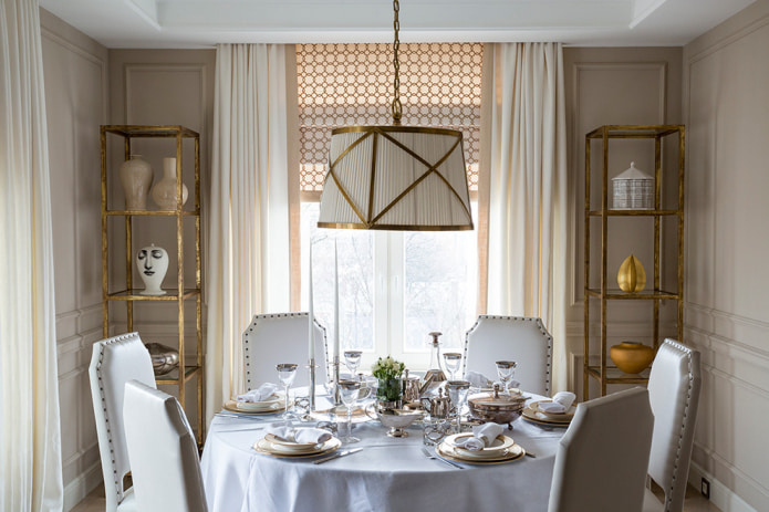 Cortinas blancas y beige.