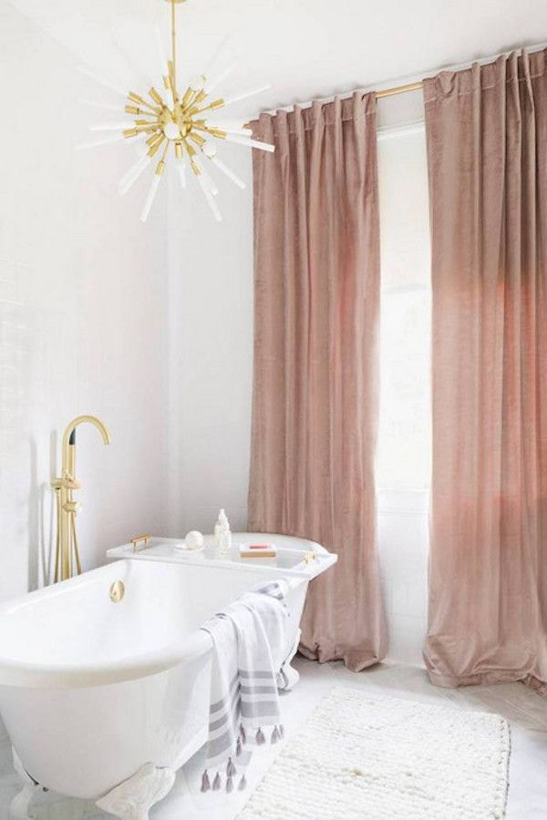 cortinas de rosas polvorientas en el baño