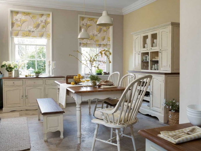 Ang Roman blinds sa kusina sa istilo ng Provence