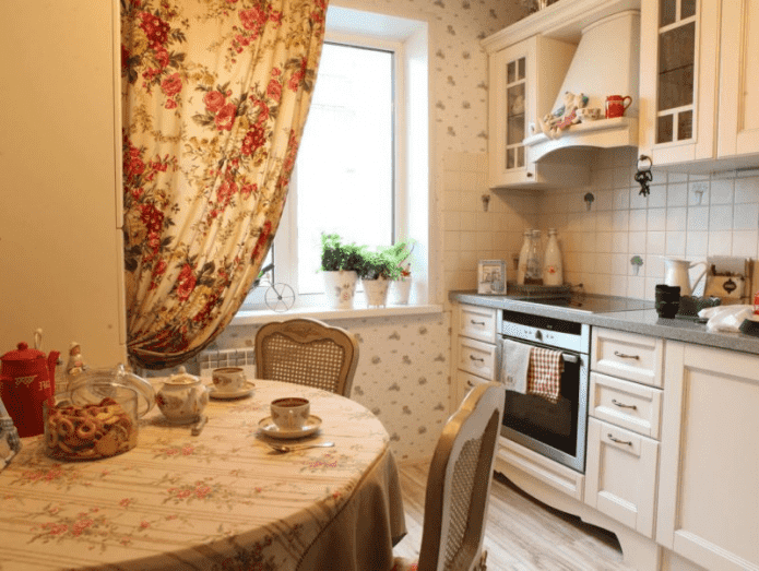 Cortinas en la cocina al estilo provenzal.