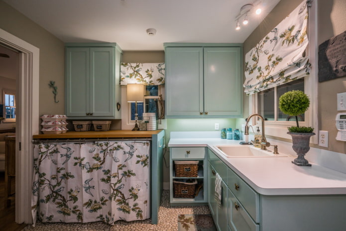 Cortinas con pájaros en la cocina en estilo provenzal.