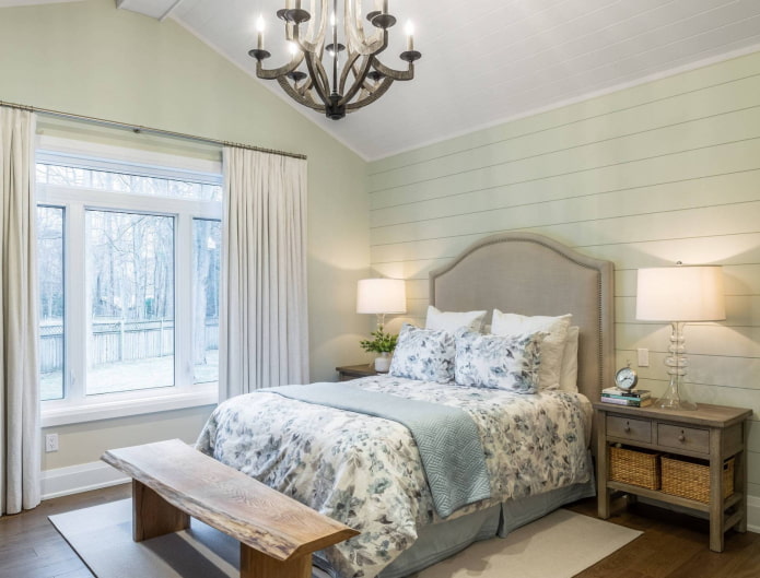 Cortinas blancas de estilo provenzal en el dormitorio.