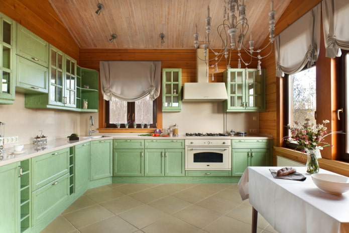 Cortinas beige en la cocina al estilo provenzal.