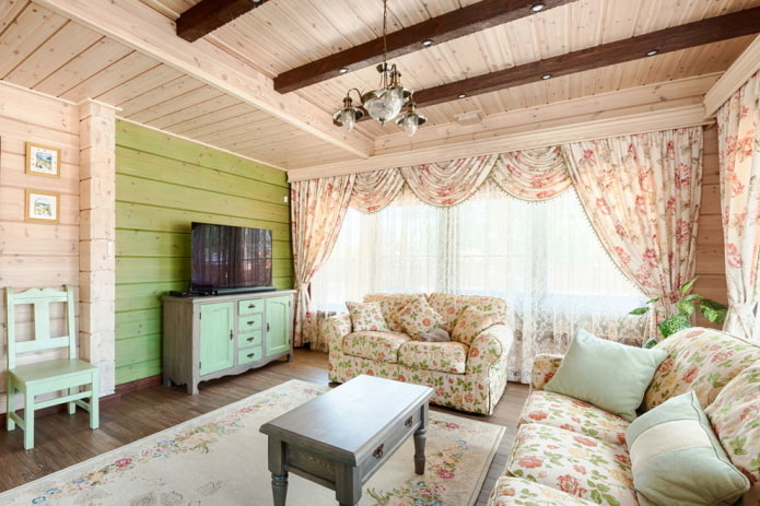 Cortinas en la sala de estar al estilo provenzal.