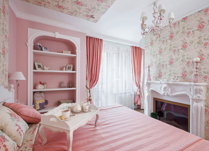 Cortinas rosas en el dormitorio en estilo provenzal.