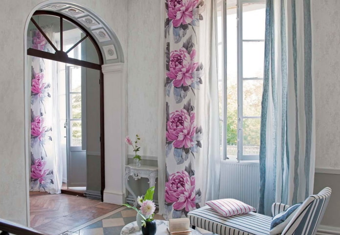 cortinas con estampado floral en el interior