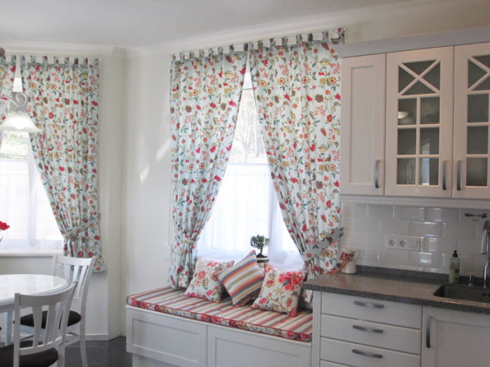 cortinas con un pequeño estampado floral en la cocina