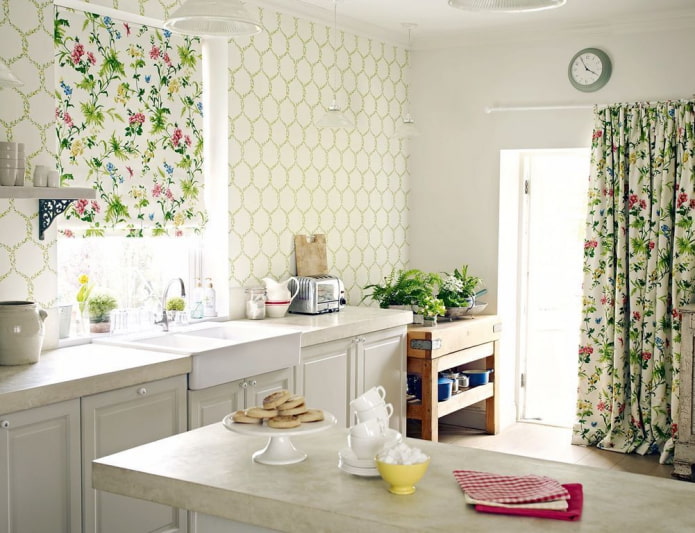 Cortinas con flores en el interior de la cocina.