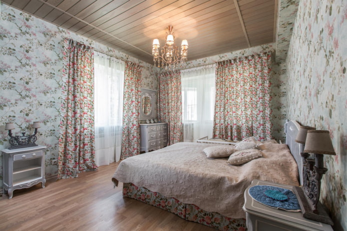 cortinas con un pequeño estampado floral en el dormitorio