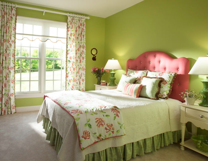 Cortinas con flores en el interior del dormitorio.