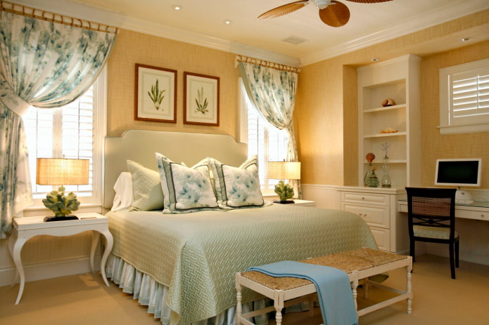 Cortinas con flores en el interior del dormitorio.