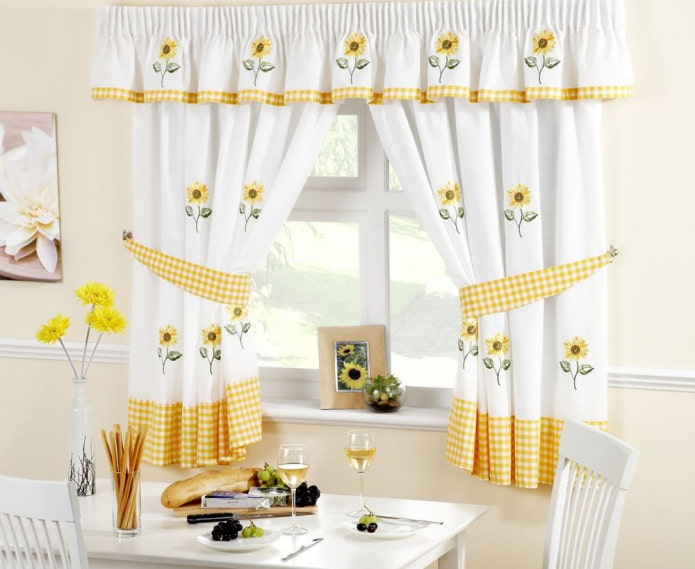 cortinas con girasoles en el interior