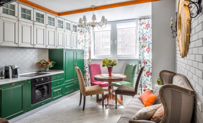 Cortinas con flores en el interior de la cocina.