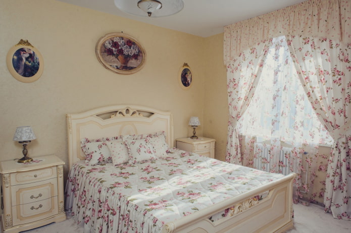 Cortinas con rosas en el interior del dormitorio.