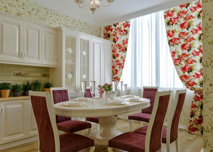 Cortinas con peonías en el interior de la cocina.