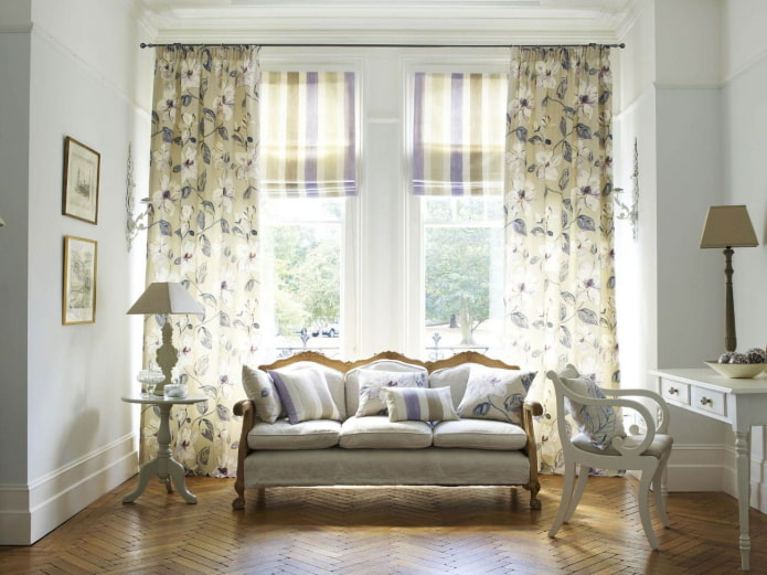 Cortinas con flores en el interior de la sala de estar.