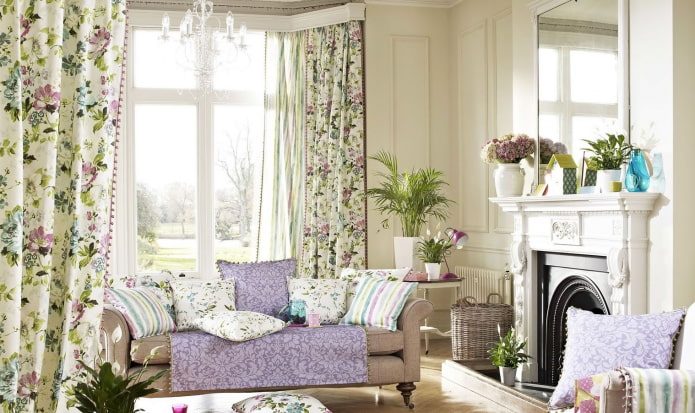 Cortinas con flores en el interior de la sala de estar.