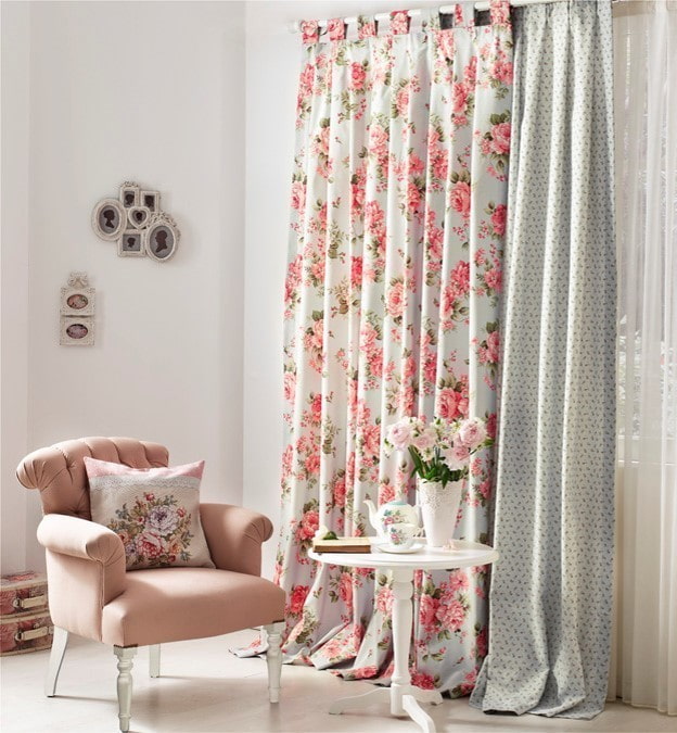 cortinas con rosas en el interior