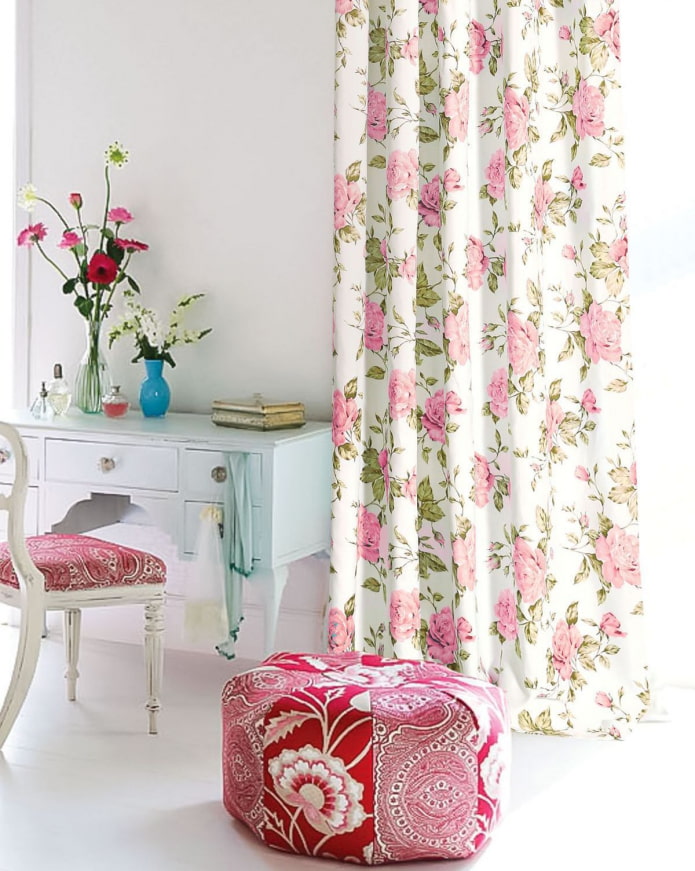 cortinas con rosas en el interior