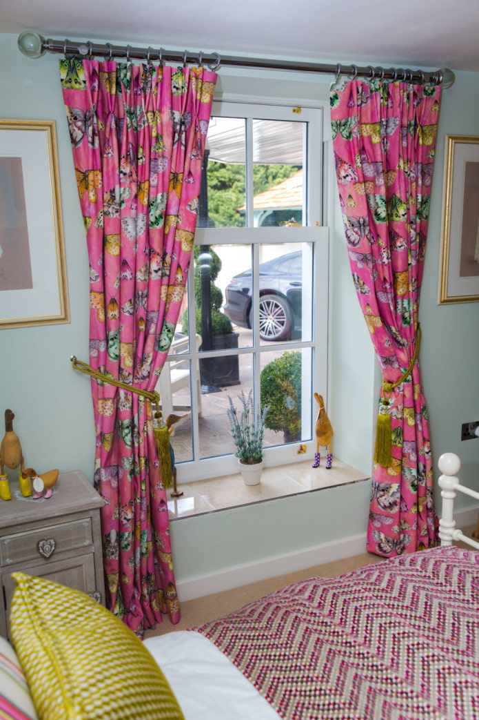 cortinas con mariposas en el interior