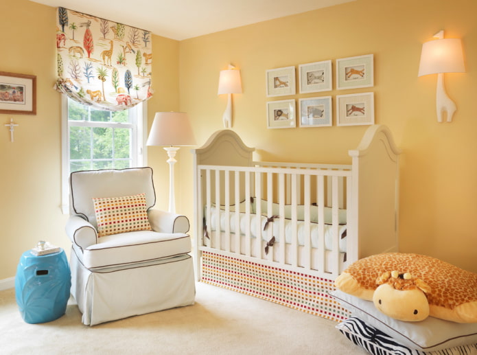 Cortinas con dibujos infantiles en el interior.