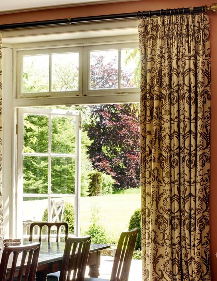 cortinas con un patrón de monograma en el interior