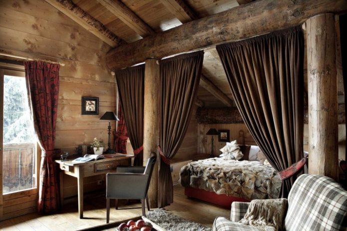 Cortinas con ganchos en el interior del dormitorio.