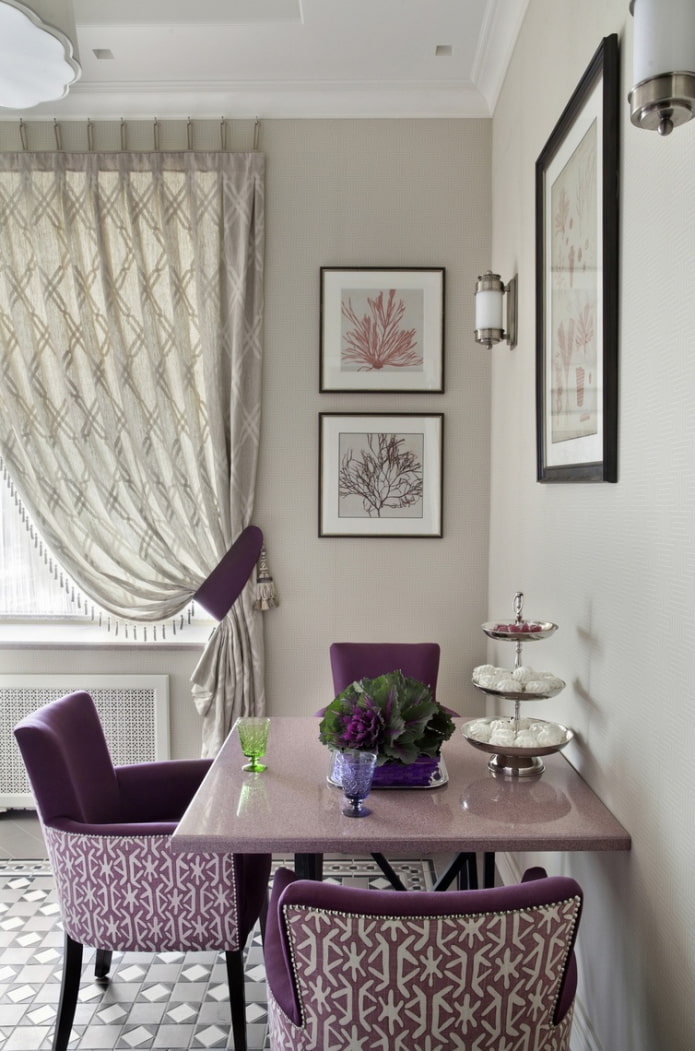 Cortinas con ganchos en el interior de la cocina.