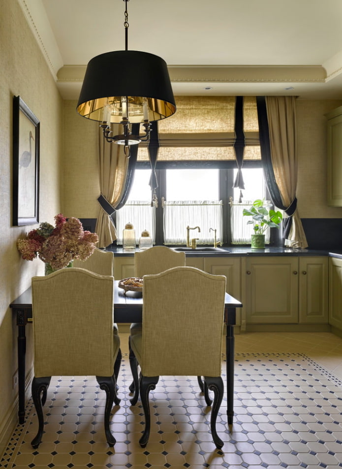 Cortinas con ganchos en el interior de la cocina.