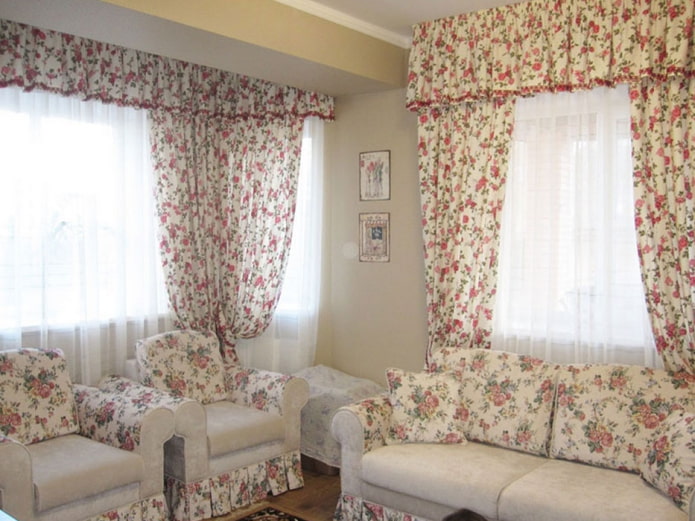 Cortinas con un lambrequin al estilo provenzal.