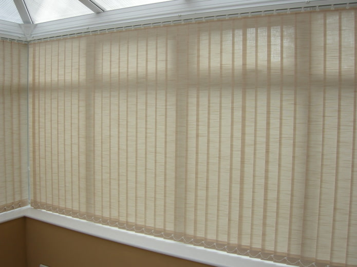 beige patayo blinds sa balkonahe