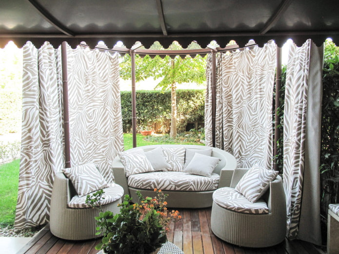 terraza decorada con cortinas clásicas