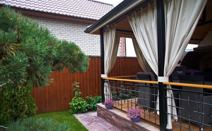 terraza con cortinas de lona