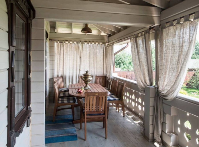 cortinas de arpillera en la terraza