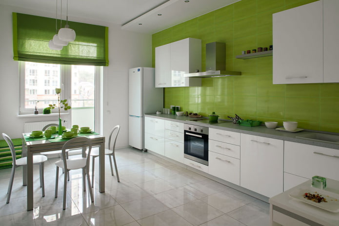 Cortinas romanas en la cocina con apertura al balcón.