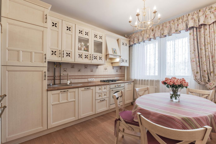 Apertura de balcón con cortinas en la cocina en estilo provenzal.