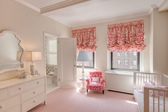 Cortinas austriacas en el interior de la habitación de los niños.