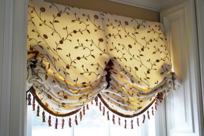 Cortinas austriacas con motivos florales