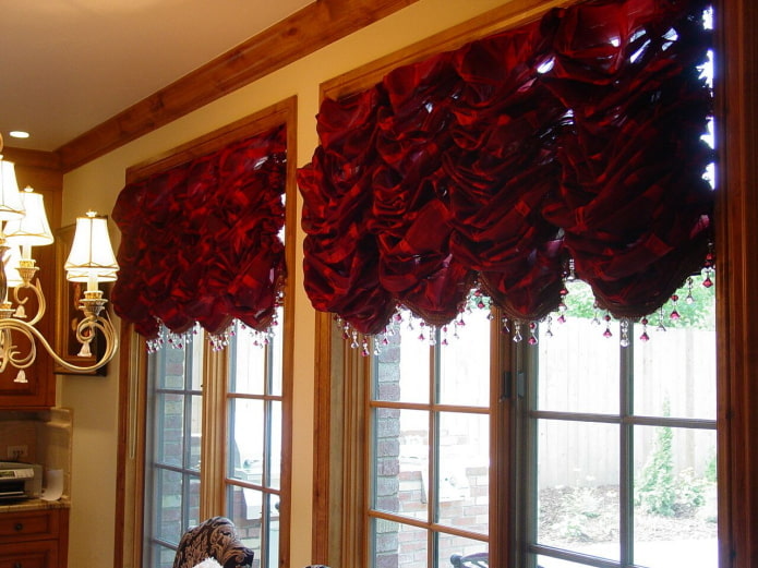 Cortinas francesas en rojo en el interior.