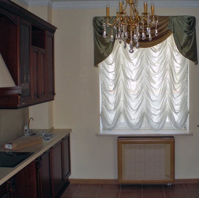 Cortinas francesas en blanco en el interior.