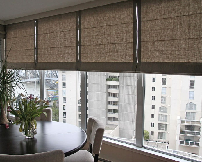 linen roman blinds sa balkonahe