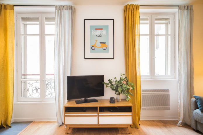 Cortinas de lino amarillo en el interior.