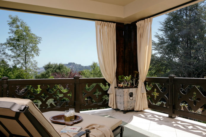 cortinas de lino en la terraza