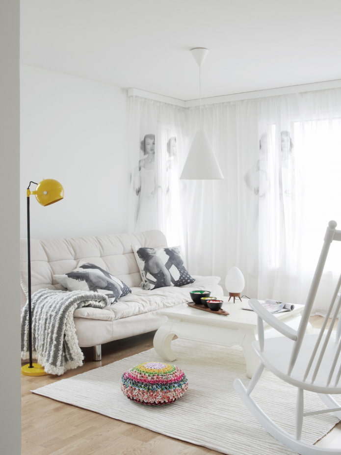 Sala de estar con cortinas fotográficas de organza.