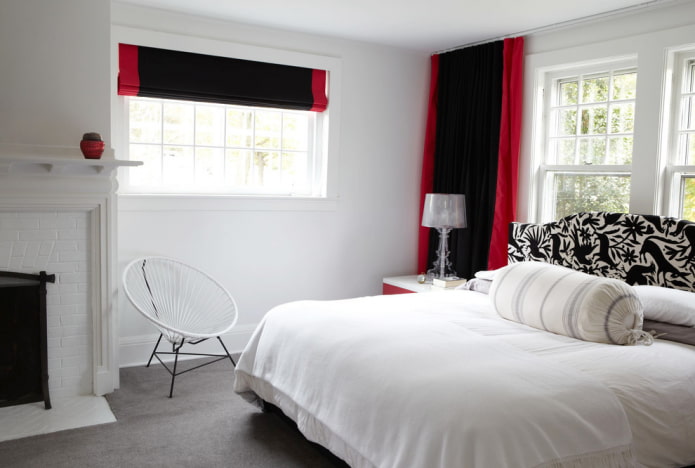 combinación de rojo y negro en las cortinas del dormitorio