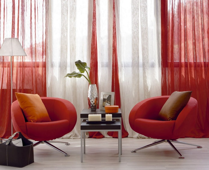 combinación de blanco y rojo en cortinas en el interior