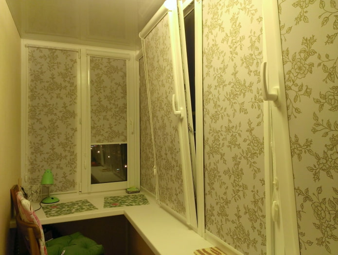 blinds na may floral print sa loggia