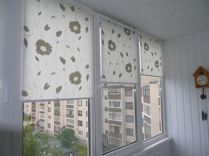 blinds na may floral print sa loggia