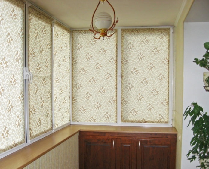 blinds na may isang pattern na naka-print sa loggia