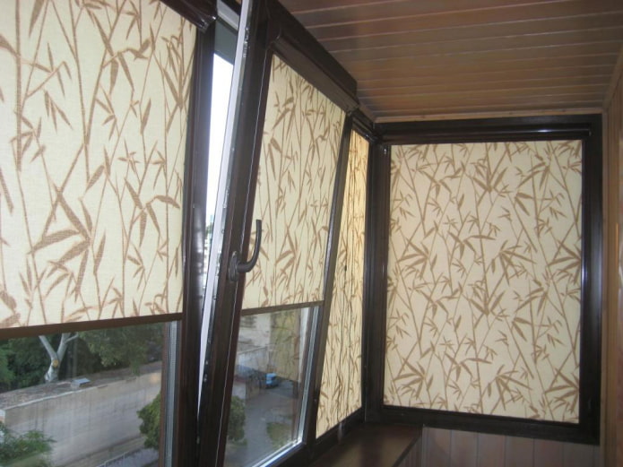 beige blinds na may isang pattern sa loggia